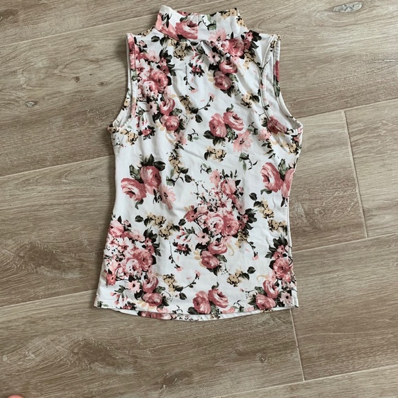 Mock Neck Floral Print Sleeveless top - Picture 2 of 2